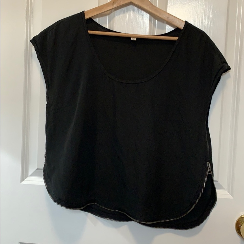 Black zippered boxy top